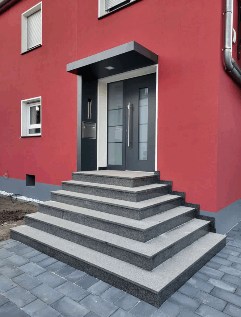 Natursteintreppe aus Granit am Hauseingang – Modell TR002