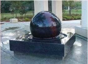 Kugelbrunnen aus poliertem Granit