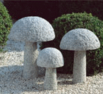 Pilzfiguren aus Naturstein im Garten