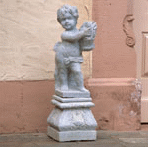 Kinderfigur auf Sockel aus Naturstein – Modell FG005