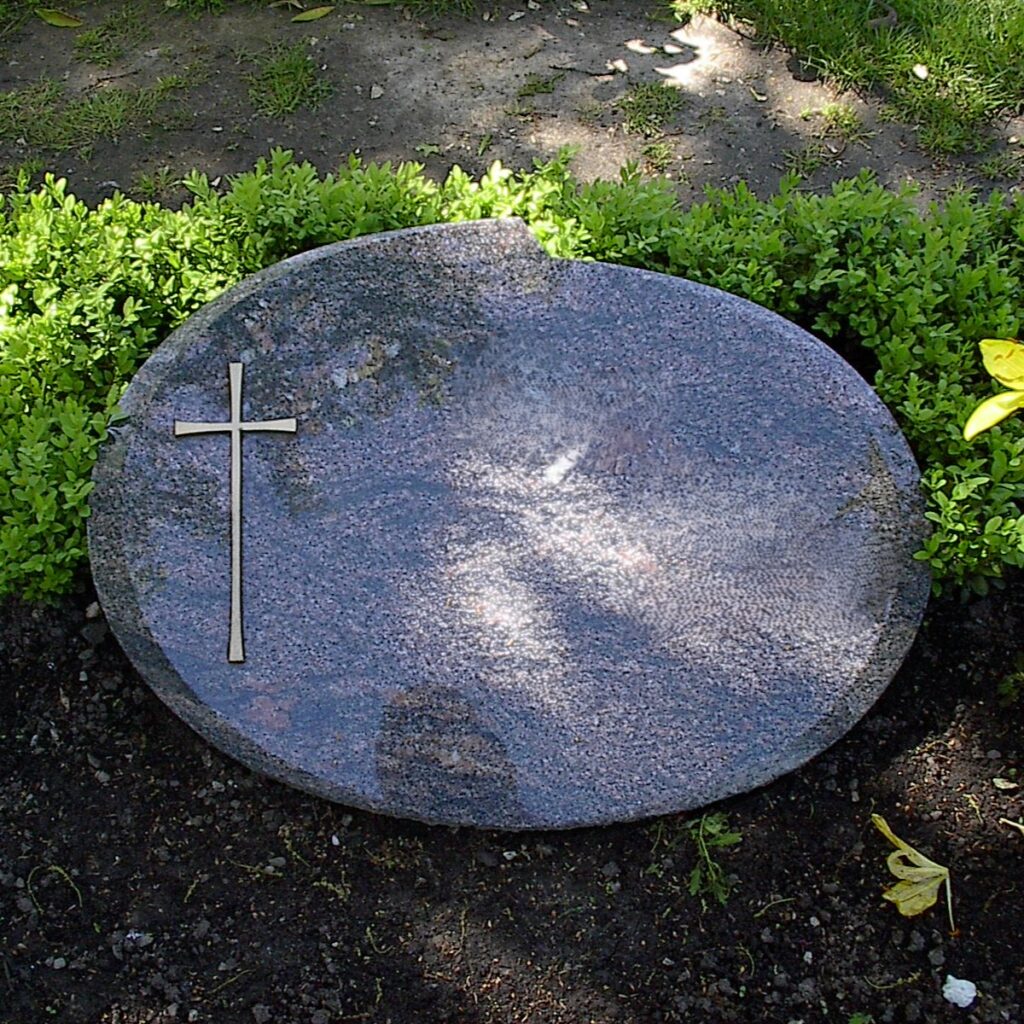 Ovaler Kissenstein aus Granit mit Bronzekreuz